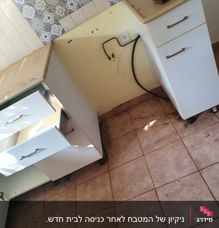 מברשת ניקוי על ארון במטבח מלוכלך
